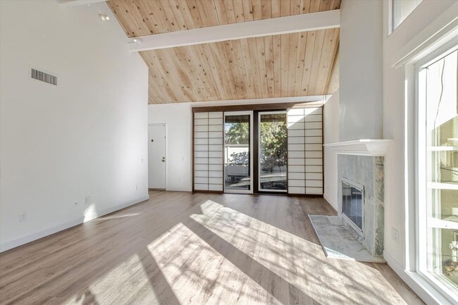 Building Photo - Charming 2 Bed 2 Bath Sunnyvale Condo with Vaulted Ceilings and Patio