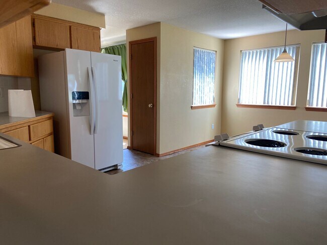 Building Photo - 4 bedroom, 3 bathroom Home in Bull Mountai...