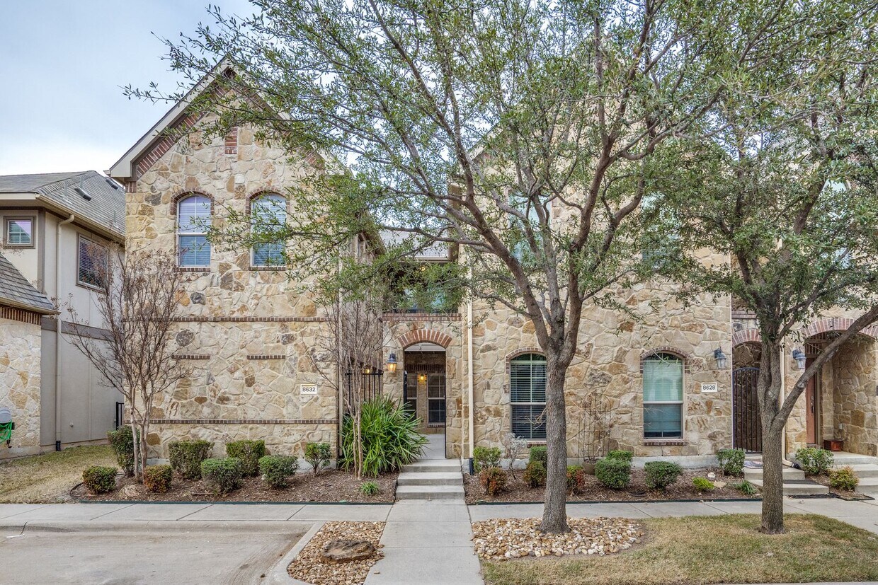 Foto principal - Sophisticated Townhome Ready to Move In!