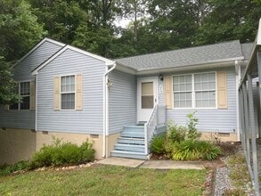 Building Photo - 213 Louise Ln
