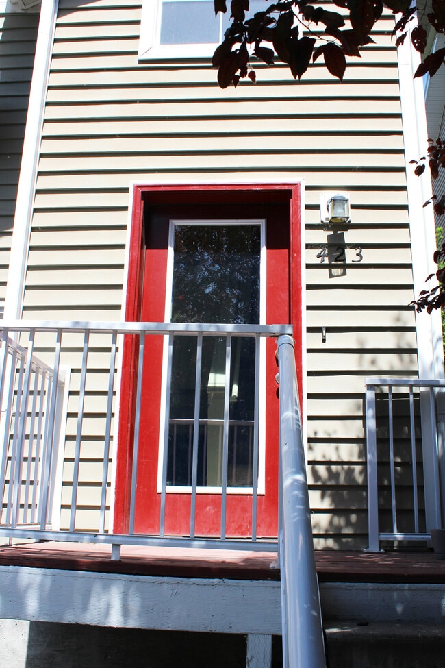 Building Photo - 423 NE Morton St