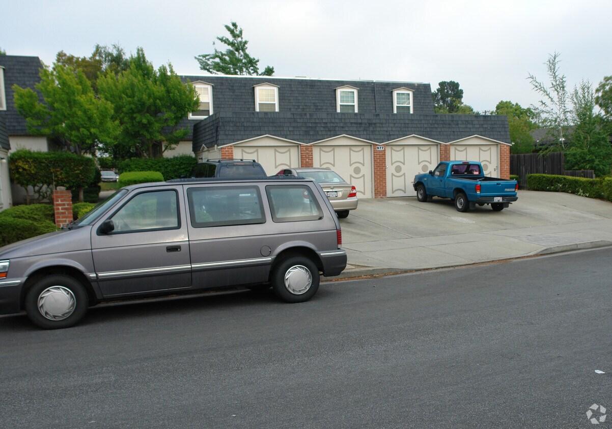 Building Photo - 977 Mangrove Ave