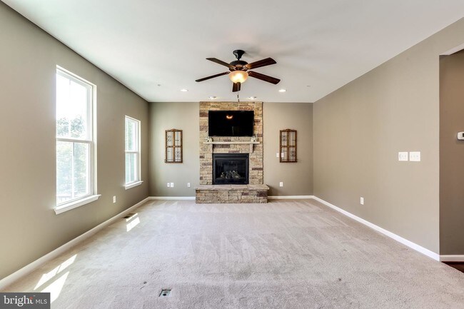 Foto del edificio - 729 Shady Creek Ct