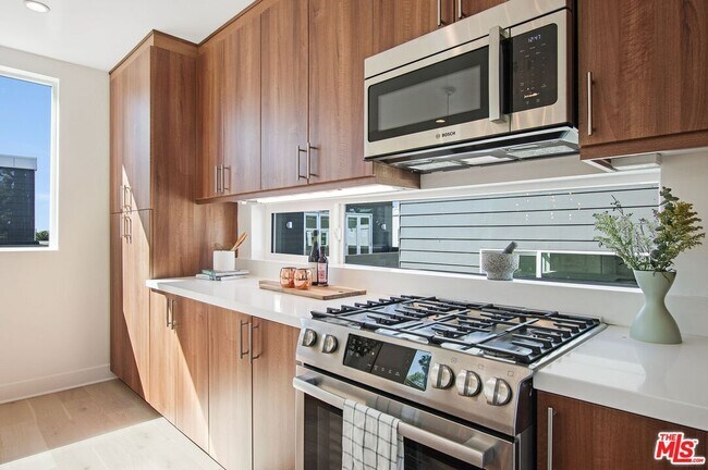 Foto del edificio - 853 Hyperion Ave