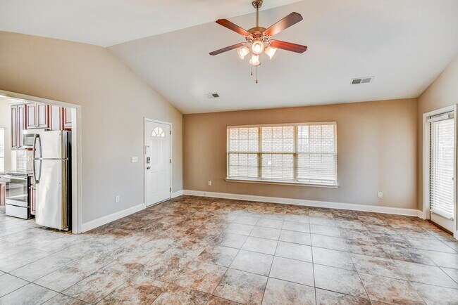 Building Photo - 2067 Edgewood Dr