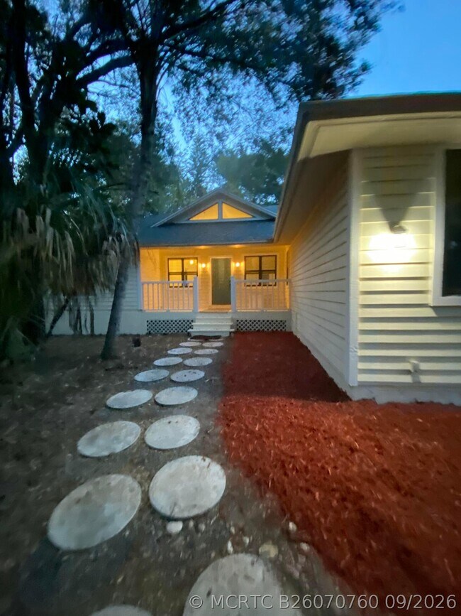 Foto del edificio - 2322 SE St Lucie Blvd