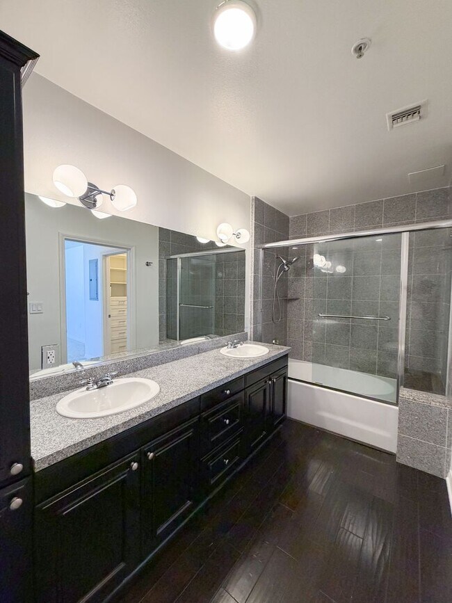 Foto del edificio - Beautiful Penthouse - 2bd 2 ba