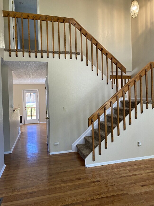 Building Photo - *AVAILABLE NOW* + Move In Special* Highlan...