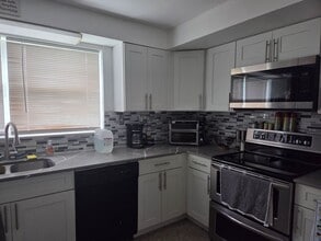 Building Photo - 2630 SW 49th Ct