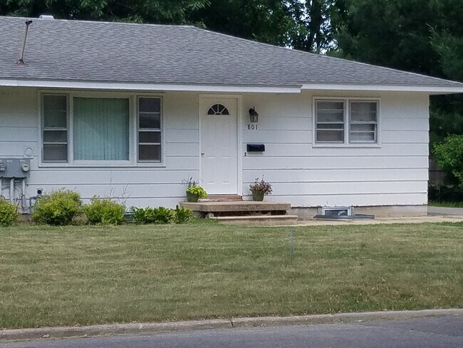 801 West 28th Street Cedar Falls - 801 W 28th St