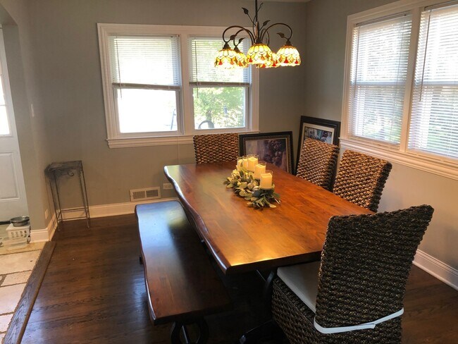 Building Photo - 114 E Lahon St