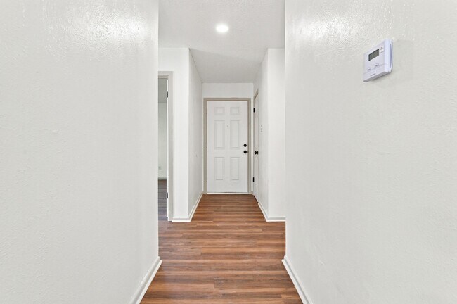 Foto del edificio - 3701 Englewood Ave