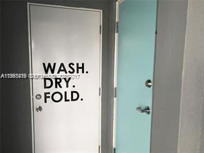 Foto del edificio - 8260 Byron Ave