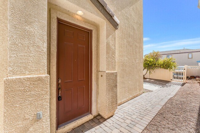 Foto del edificio - Gated Community Living with Vaulted Ceilings, Loft & Private Courtyard!