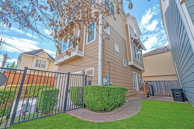 Building Photo - 2507 Sherwin St