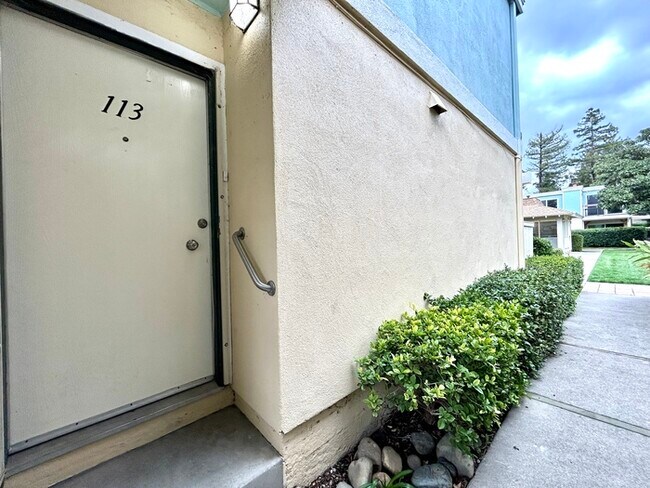 Building Photo - Beautiful Downstairs 2 Bedroom Condo Located In Gated Community Pool + Lake Access!