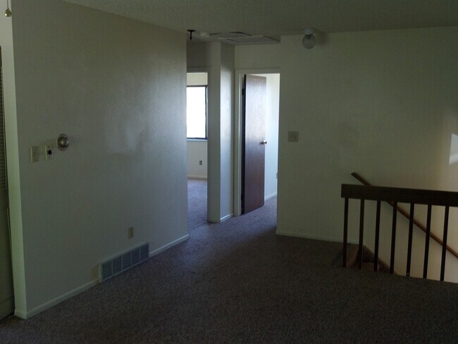 Foto del edificio - Widefield side entry bi-level home.