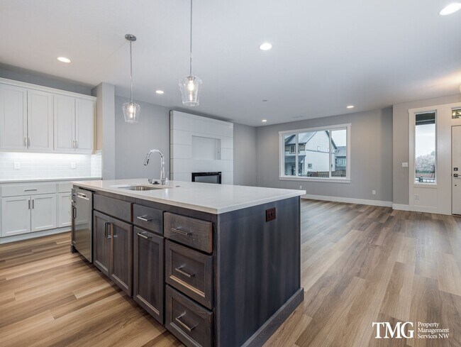 Building Photo - 3 Bedroom 2.5 Bathroom Townhome in Great B...