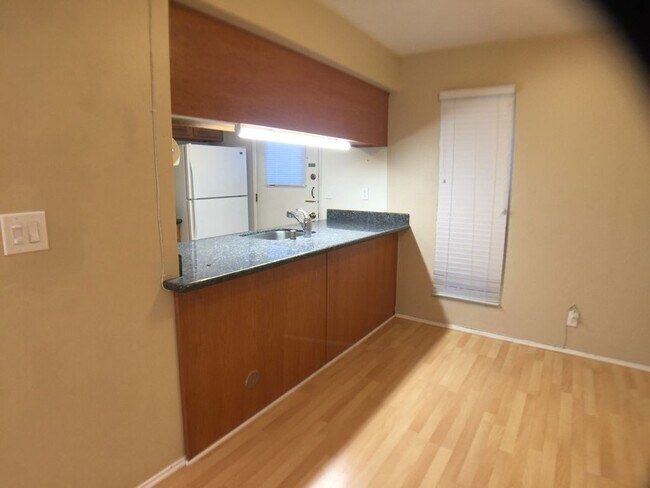 Building Photo - 235 Red Oak Dr W