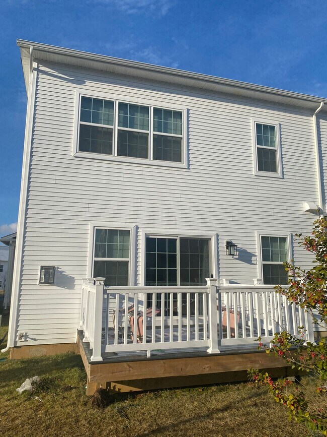 Back View - 15 Lochiel Ln