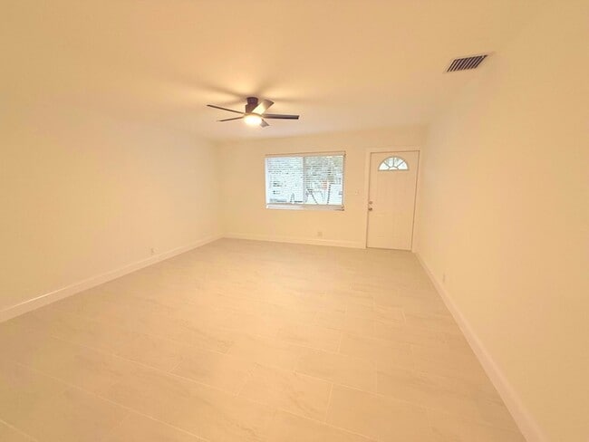 Foto del edificio - 626 Prosperity Farms Rd