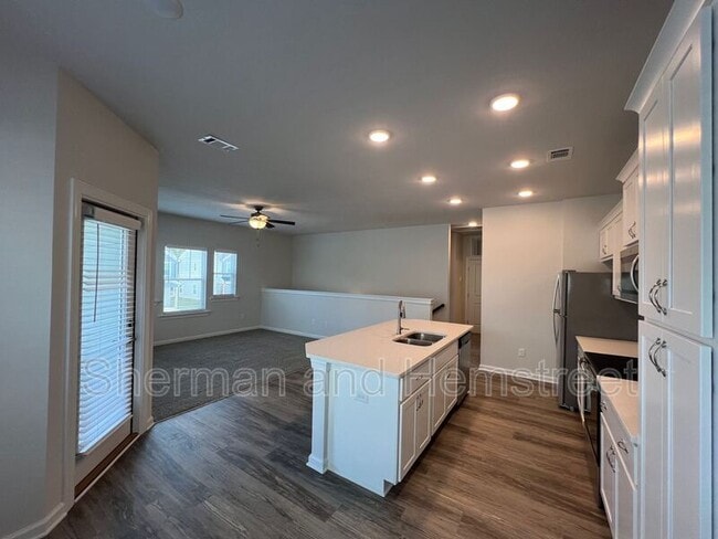 Building Photo - 2016 Lotus Dr