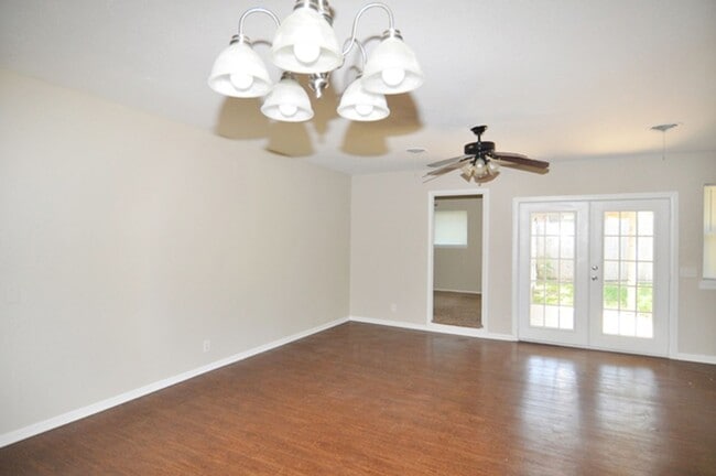 Building Photo - 1117 Trailwood Dr