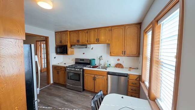 Building Photo - Welcome to this charming 3 bedroom, 1 bath...