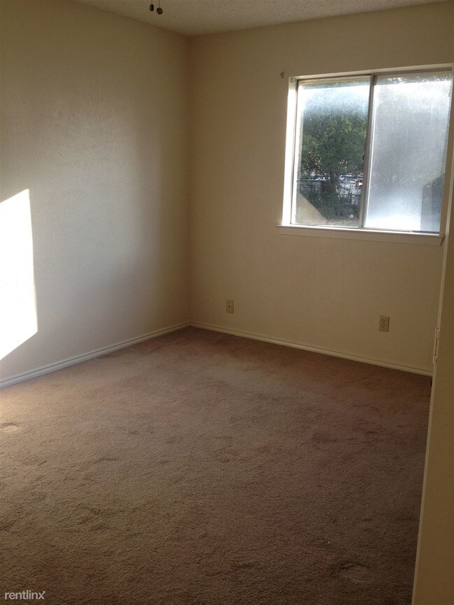 Building Photo - 207 Bluebird Cir