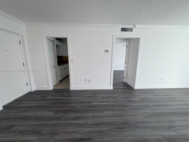 Foto del edificio - 633 S Royal Poinciana Blvd