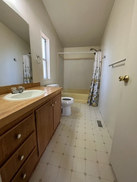 Building Photo - 105 Aries Cir