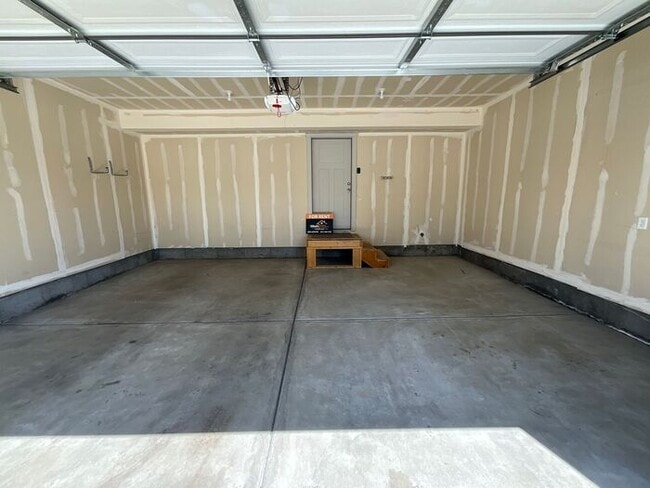 Building Photo - 2 bedroom 2 1/2 bath 2 car garage small do...