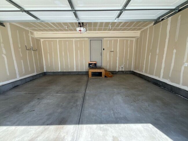 Foto del edificio - 2 bedroom 2 1/2 bath 2 car garage small do...