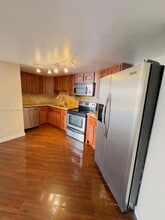 Building Photo - 800 Parkview Dr