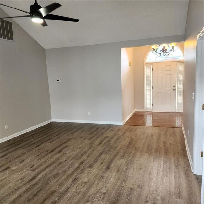 Building Photo - 222 Summer Hill Cir