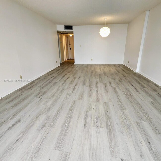 Foto del edificio - 18151 NE 31st Ct