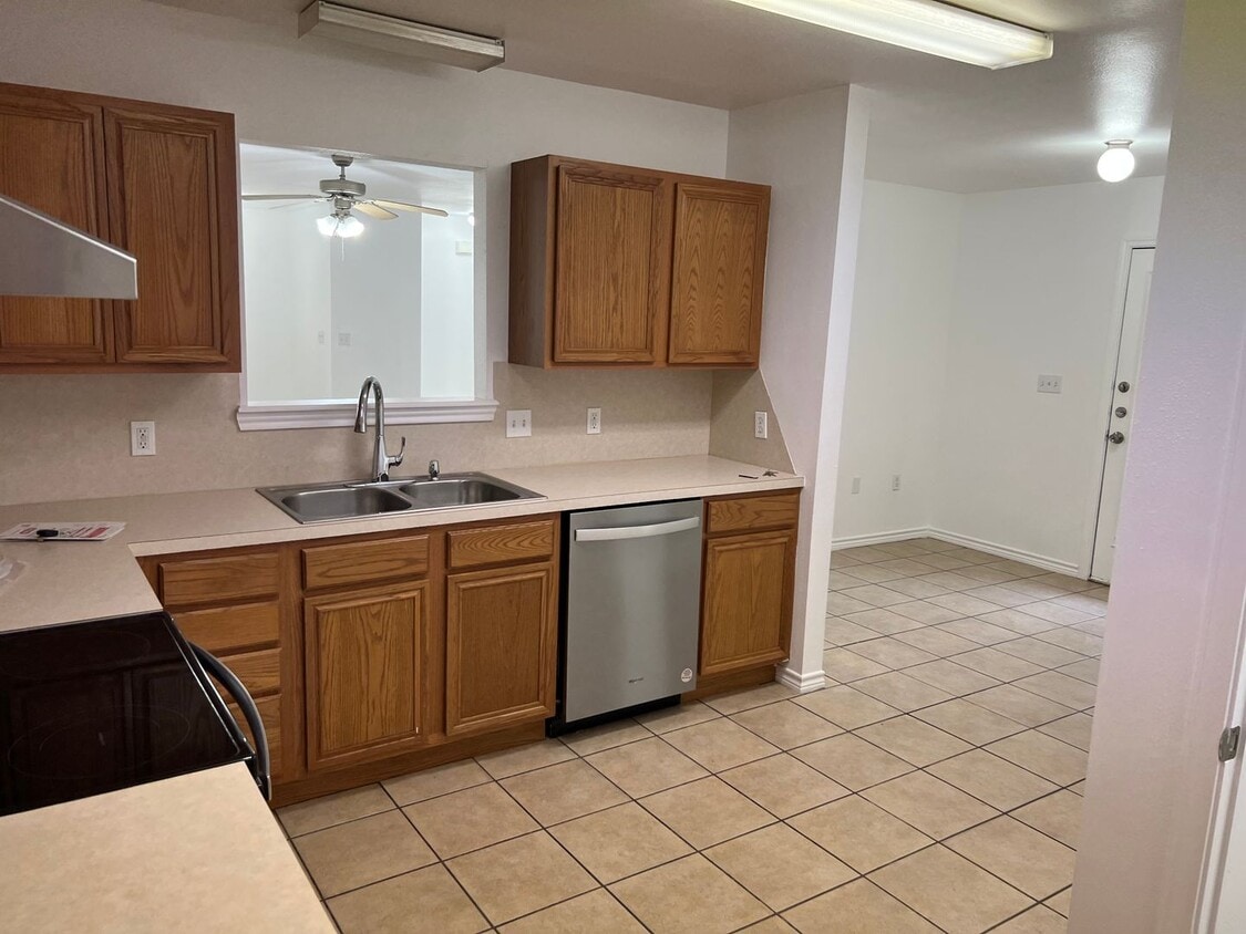 3 Bedroom 3 bathroom 2 car garage Duplex r... Townhome Rentals in