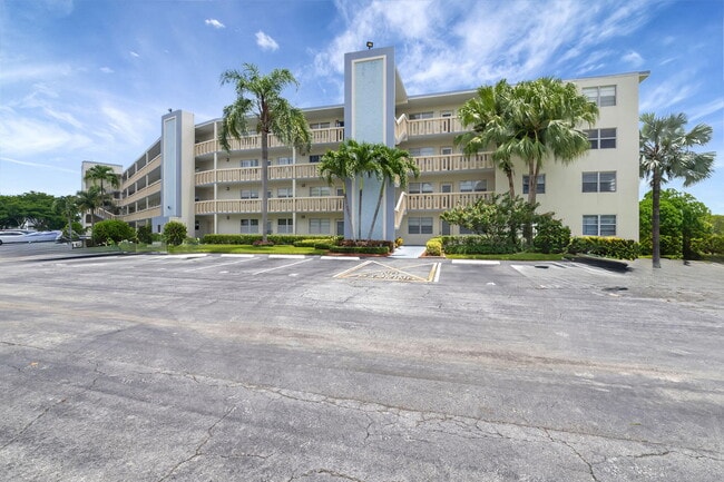 Building Photo - 4068 Ainslie Dr