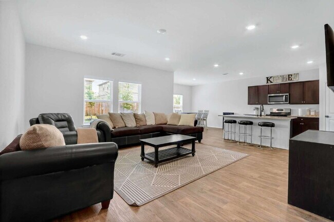 Building Photo - "Charming 4-Bedroom Retreat with Spacious ...