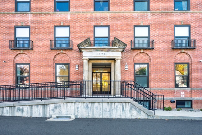 Foto del edificio - 170 Ridge Rd