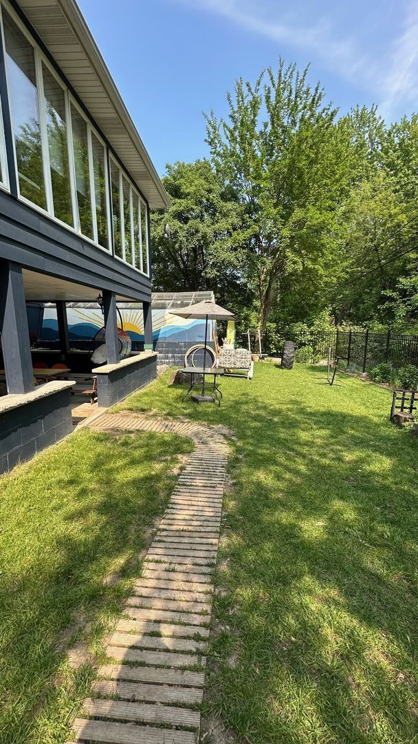 Building Photo - Rare Find! Spacious 1 Bed Apartment – Priv...