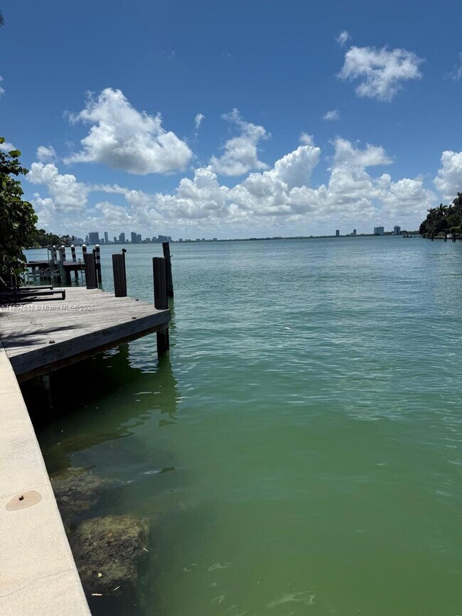 Foto del edificio - 6500 N Bay Rd