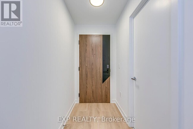 Photo du bâtiment - 1037 The Queensway