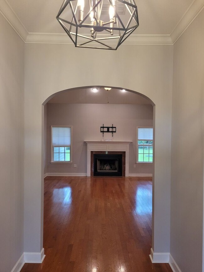 Foto del edificio - Spacious 4-Bedroom Home with Modern Amenit...