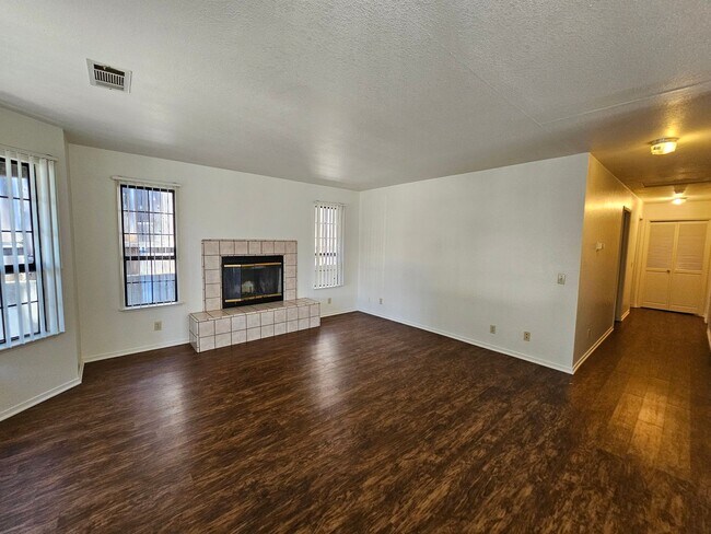 Foto del edificio - 2356-2356 Bushnell St