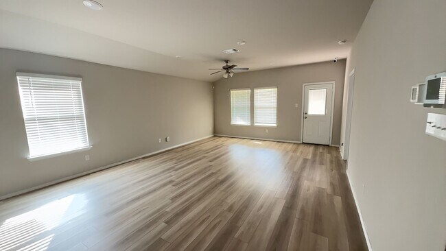 Foto del edificio - LAKE POINTE TERRACE!  4-bedroom 2-bathroom house! $500 Off!!