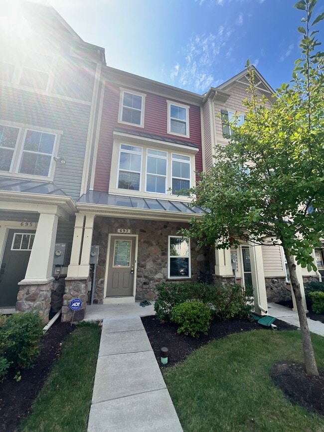 Building Photo - Lovely 3 BR/3 BA Townhome in Glen Burnie!