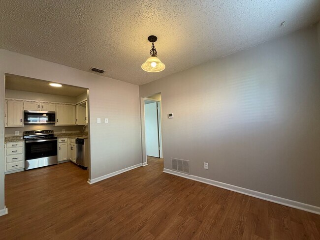 Foto del edificio - AVAILABLE NOW 2 BEDROOM 1 BATH DUPLEX IN CLEBURNE
