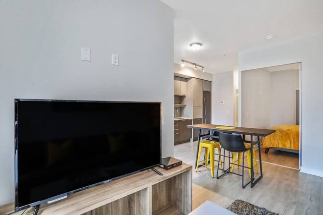 Building Photo - 255 Queen St W