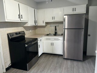 Building Photo - $1000.00 Moves you in.......2 Bedroom 1 Bath Townhome